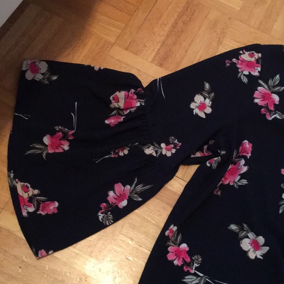 Pleione blouse M floral, bell sleeves tie waste - Picture 7 of 11